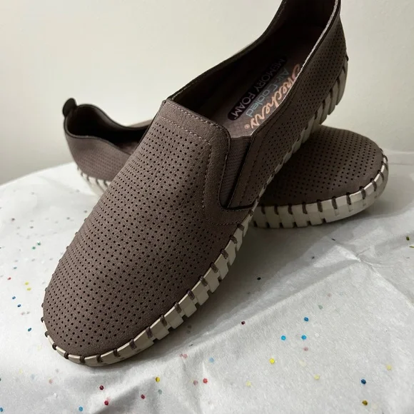 Sketchers slip on sneaker-size 6.5US - Picture 3 of 6